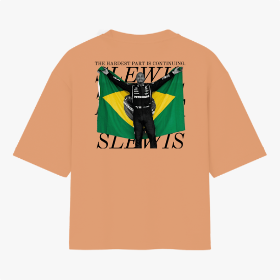 Camiseta com estampa frontal de número "44" pequeno no peito e estampa traseira de piloto segurando bandeira do Brasil, sobreposição de textos.