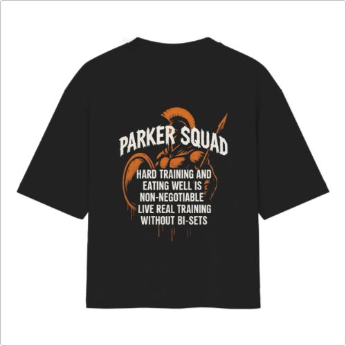 Camiseta com estampa frontal de iniciais estilizadas "PK" e estampa traseira de ilustração tribal com texto motivacional sobre treino.