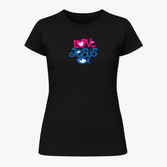 Camiseta com estampa frontal de texto estilizado "Love Jesus" em duas linhas, com um coração integrado no "Love" e um peixe abaixo de "Jesus".