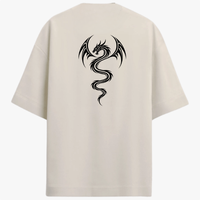 Camiseta com estampa frontal de assinatura estilizada delicada e estampa traseira de dragão tribal detalhado com asas curvas e cauda serpenteante.