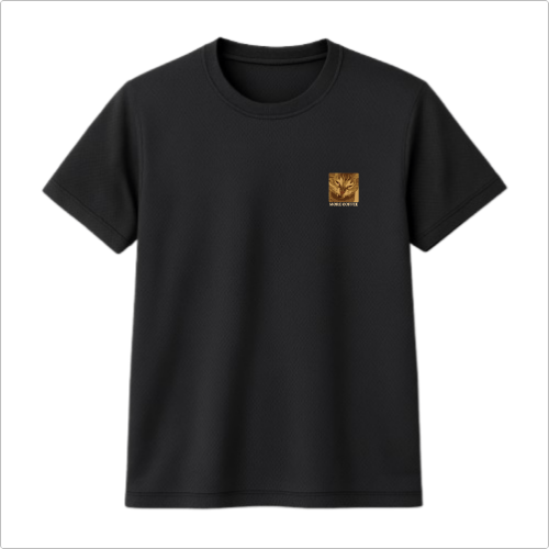 Camiseta com estampa frontal de um símbolo dourado detalhado posicionado do lado esquerdo do peito, acompanhado de um texto abaixo da imagem.