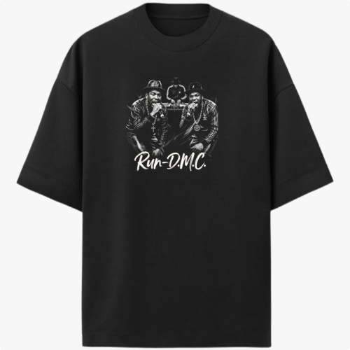 Camiseta com estampa frontal de dois músicos famosos usando chapéus e óculos escuros, centralizados sobre a inscrição estilizada "Run-D.M.C.".