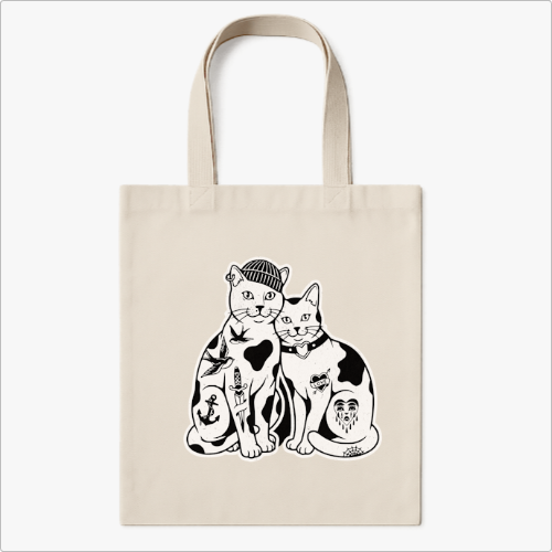 Ecobag com estampa frontal de dois gatos estilizados, um usando gorro, ambos decorados com tatuagens de ancoras, corações, pássaros e outros elementos.