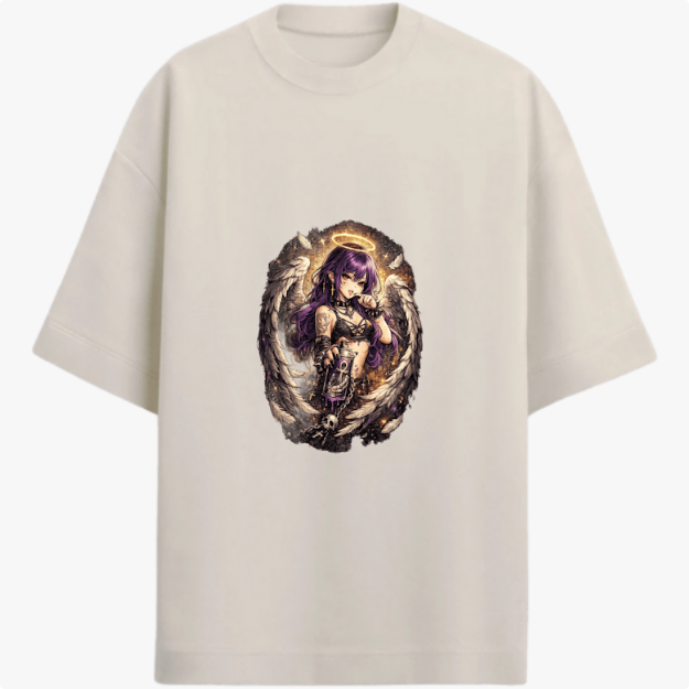 Camiseta com estampa frontal de figura angelical, equipada com armas, cercada por asas detalhadas e um halo luminoso destacando-se ao redor.