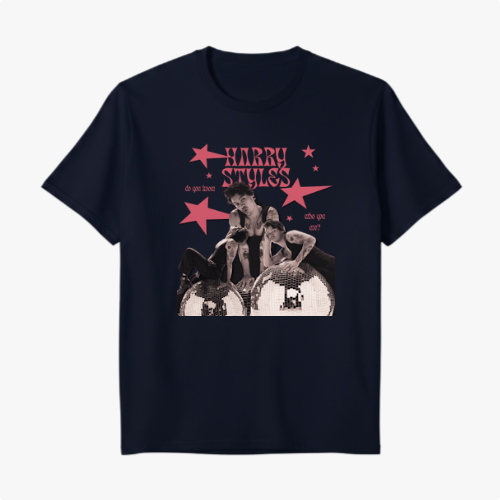 Camiseta com estampa frontal de três pessoas em preto e branco sobre os tambores, cercadas por estrelas azuis e texto estilizado "Harry Styles".