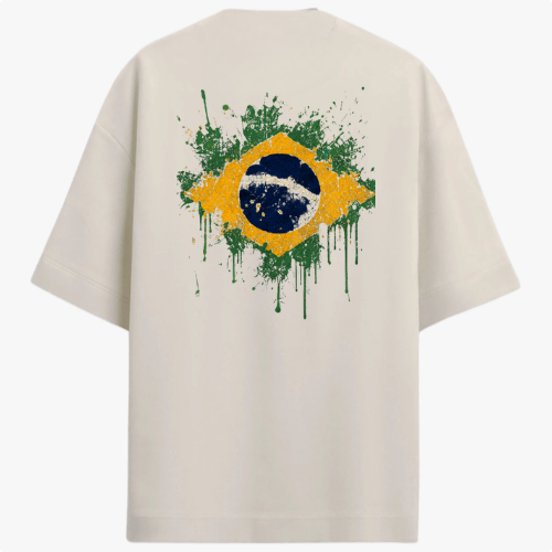 Camiseta com estampa frontal de pequeno emblema circular estilizado no canto superior e estampa traseira de bandeira do Brasil em efeito de respingos de tinta.