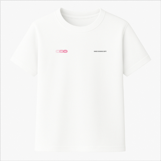 Camiseta com estampa frontal de texto pequeno "NINES RUNNING DEPT" e símbolo de corrente, e estampa traseira de texto "OUT-OF-OFFICE" com temas de corrida.