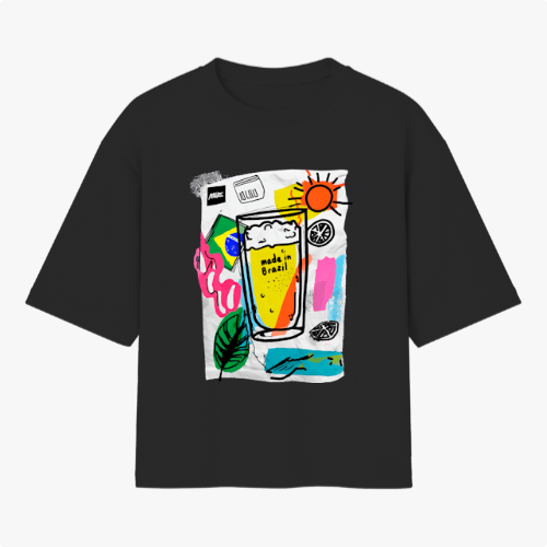 Camiseta com estampa frontal de colagem artística destacando um copo de chope, sol, folhas, frutas, bandeira do Brasil e elementos gráficos aleatórios.