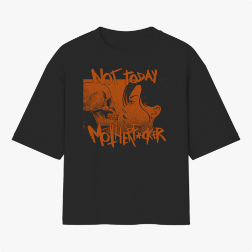Camiseta com estampa frontal de um crânio e rosto humano se encarando, acompanhados das palavras "Not Today Motherf*cker" em estilo grafitado.
