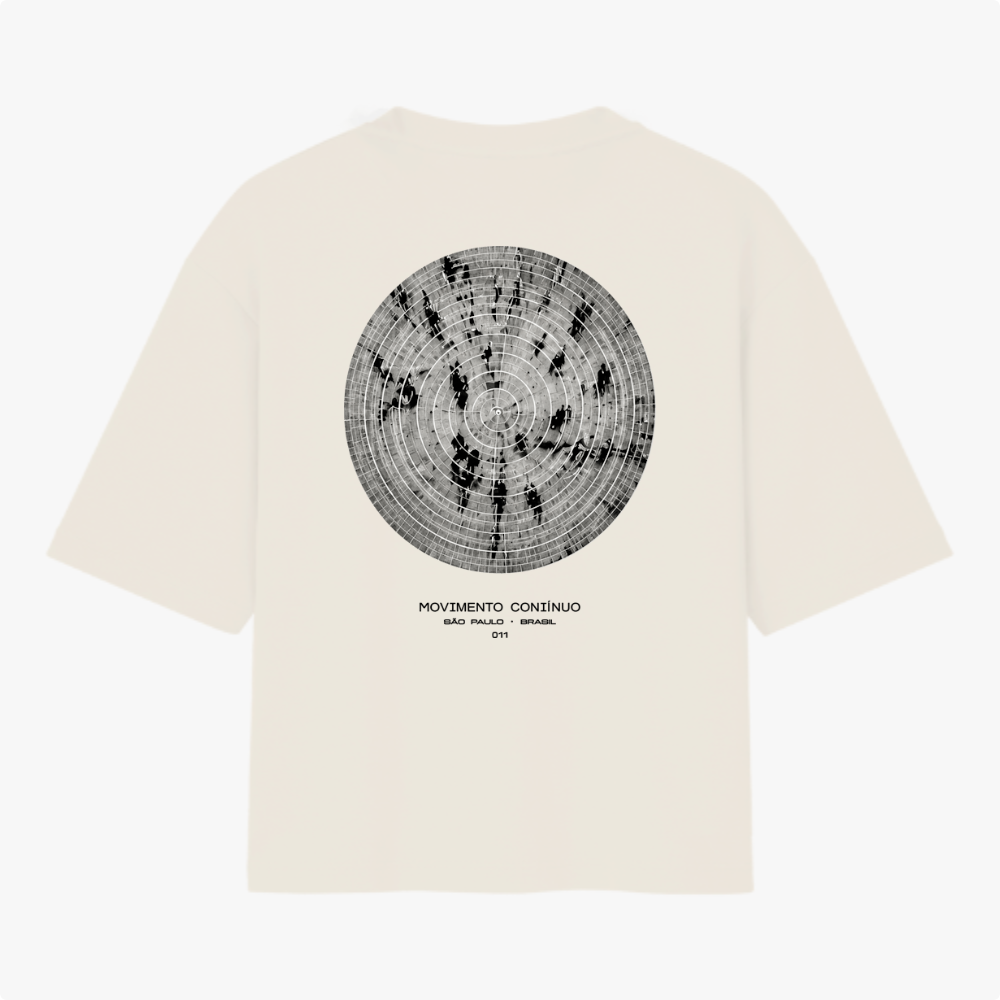 Camiseta com estampa frontal de "A. SP. PAS" alinhada verticalmente no lado esquerdo e estampa traseira de círculo com linhas concêntricas e texto.