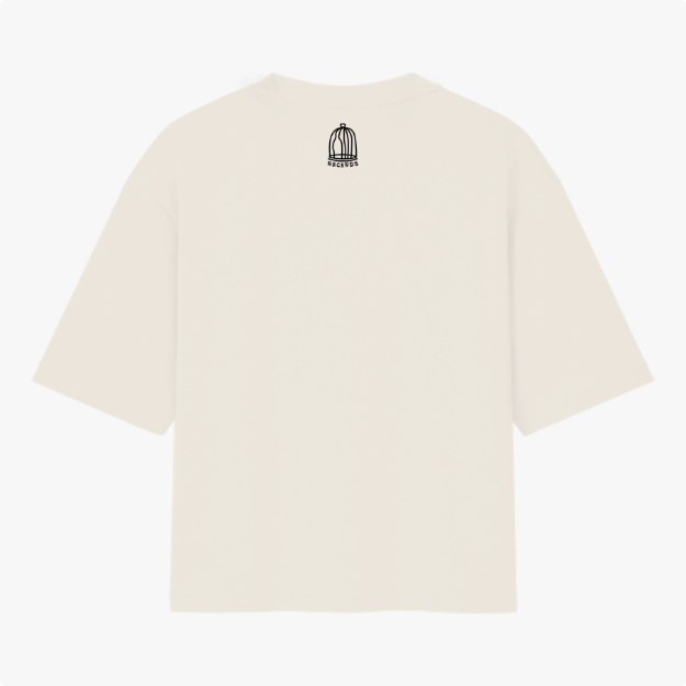 Camiseta com estampa frontal de figuras alienígenas e humanoides interagindo, acompanhadas de um texto estilizado; e estampa traseira de uma gaiola minimalista.