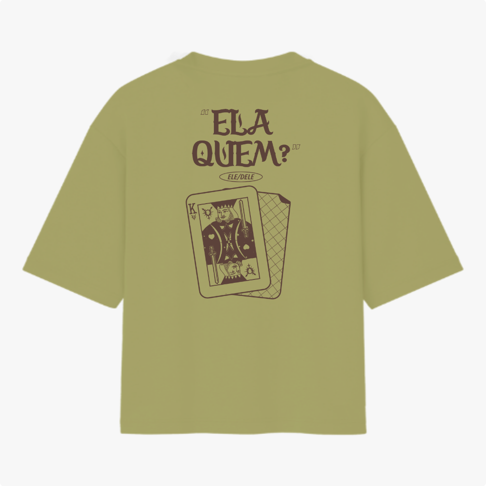Camiseta com estampa frontal de símbolo tribal e estampa traseira com a frase "ELA QUEM?", imagem de cartas de baralho, incluindo um rei com símbolos.