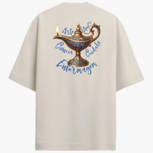 Camiseta com estampa frontal de lâmpada mágica detalhada e estampa traseira de a mesma lâmpada cercada por palavras em escrita cursiva elegante.