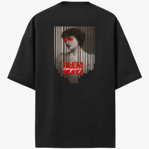 Camiseta com estampa frontal de texto estilizado em caixa vermelha e estampa traseira de retrato vintage com linhas verticais e texto cruzado.