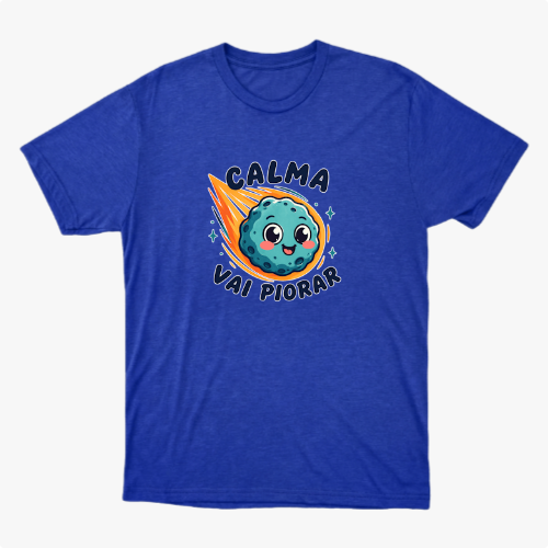 Camiseta com estampa frontal de meteoro sorridente rodeado por estrelas e frase "CALMA VAI PIORAR" em letras estilizadas.