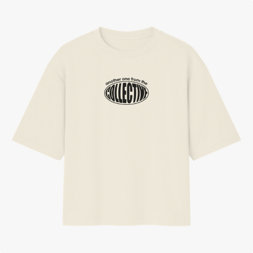 Camiseta com estampa frontal de texto estilizado com efeito curvado, escrito "another one from the COLLECTIVE" dentro de um formato elíptico destacado.