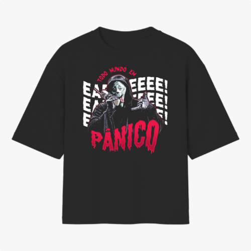 Camiseta com estampa frontal de personagem mascarado segurando um rádio, cercado por letras grandes repetidas e a palavra "Pânico" em destaque.