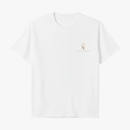 Camiseta com estampa frontal de logotipo pequeno com coroa e letras e estampa traseira de leão ao lado de cordeiro com frase "JESUS O CAMINHO VERDADE E VIDA".
