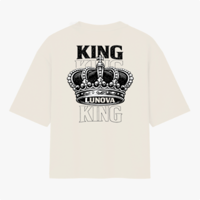Camiseta com estampa frontal de uma coroa acima da palavra "LUNOVA" e estampa traseira de coroa detalhada sobreposta à palavra "KING".