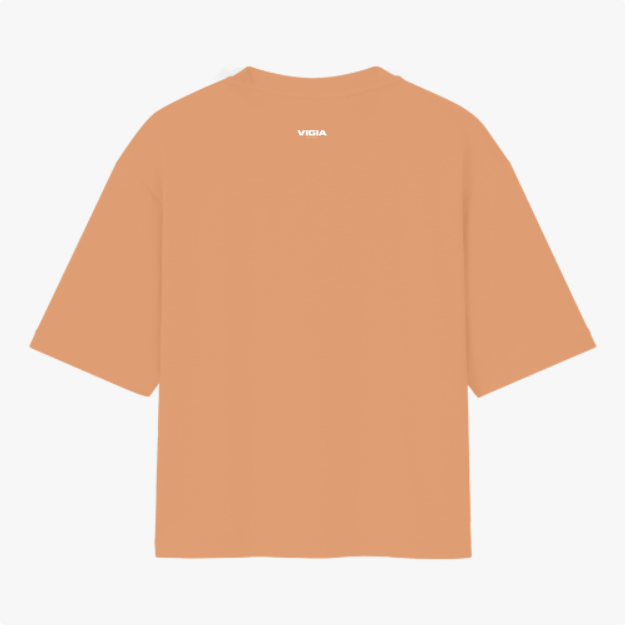 Camiseta com estampa frontal de um desenho de fogo cercado pelas palavras "eu dos fúria chaos" e estampa traseira com a palavra "vigia".