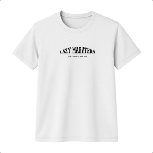 Camiseta com estampa frontal de texto em duas linhas, destacando as palavras "Lazy Marathon" em fonte grande e "Never Protest Lazy Club" em fonte menor.