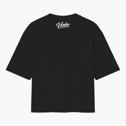 Camiseta com estampa frontal de "YESHUA" em letra destacada, acompanhada das palavras "HE SAVES" e símbolos abaixo; e estampa traseira de "Verbo Wear" elegantemente estilizada.