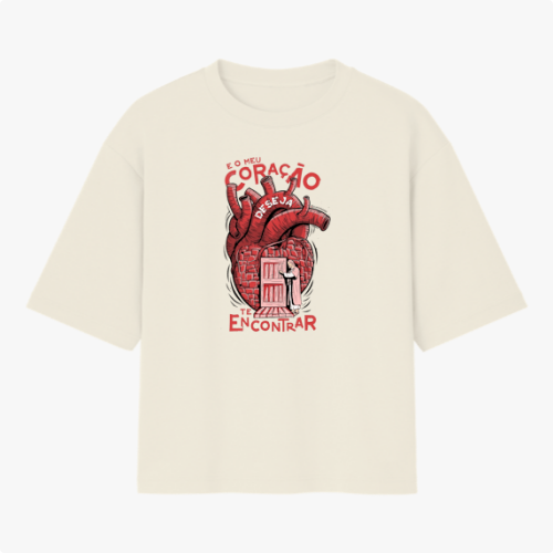 Camiseta com estampa frontal de um coração anatômico com uma porta aberta e figura humana na entrada, acompanhada da frase "E o meu coração deseja te encontrar".