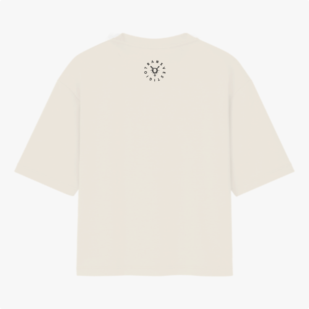 Camiseta com estampa frontal de texto "Protejam os transmascs" com símbolo central estilizado, e estampa traseira de emblema com texto circular "Transvectio".