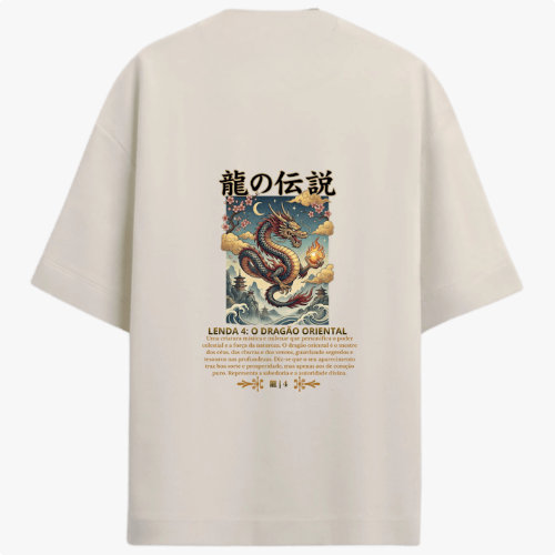 Camiseta com estampa frontal de coroa sobre letra estilizada acompanhada do texto "O Dragão Oriental (RTV/Long)" e estampa traseira de dragão mítico em cena detalhada com nuvens e texto em caracteres orientais.