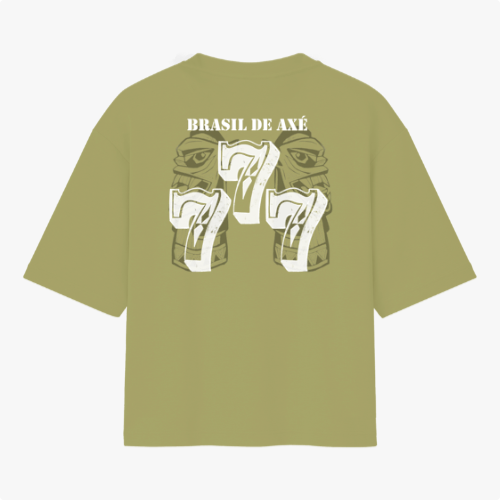 Camiseta com estampa frontal de brasão estilizado e estampa traseira de rosto tribal com "Brasil de Axé" acima e o número "777" em destaque.