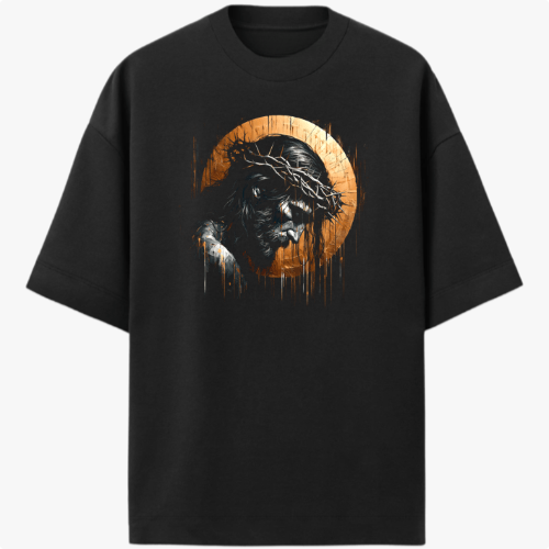 Camiseta com estampa frontal de um rosto com coroa de espinhos, destacado por um halo semelhante a pinceladas em torno, criando um efeito dramático.