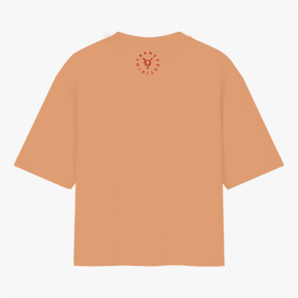 Camiseta com estampa frontal de coquetel Molotov com chamas e frases impactantes e estampa traseira de símbolo circular com cabeça de cervo estilizada.