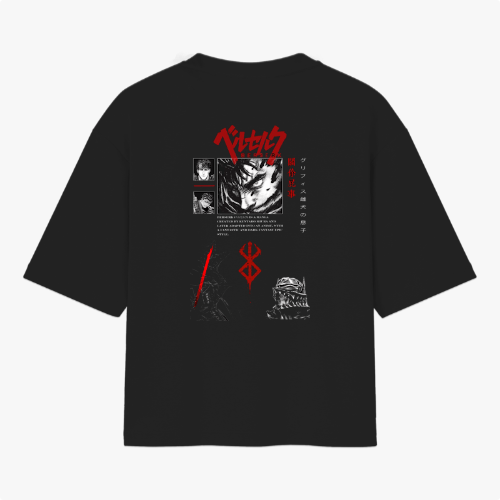 Camiseta com estampa frontal de figura mascarada detalhada e estampa traseira complexa com ilustração central de personagem, símbolos orientais e cenas adicionais.