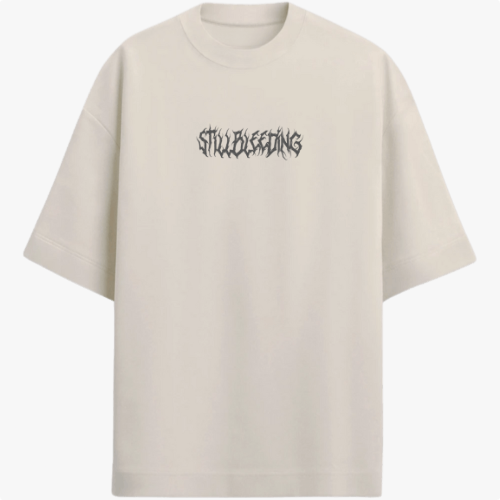 Camiseta com estampa frontal de texto artístico estilizado, formando palavras que sugerem um design impactante e intrigante.