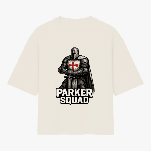 Camiseta com estampa frontal de símbolo estilizado "PK" e estampa traseira de cavaleiro medieval com cruz no peito, acompanhado do texto "PARKER SQUAD".