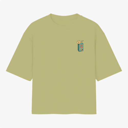 Camiseta com estampa frontal de uma caixa de suco com canudo ao lado de um sol sorridente, agregando um toque divertido e criativo à peça casual.