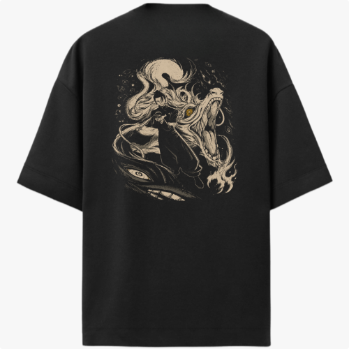 Camiseta com estampa frontal de figura minimalista estilo samurai e estampa traseira de dragão detalhado em meio a elementos ondulantes e místicos.