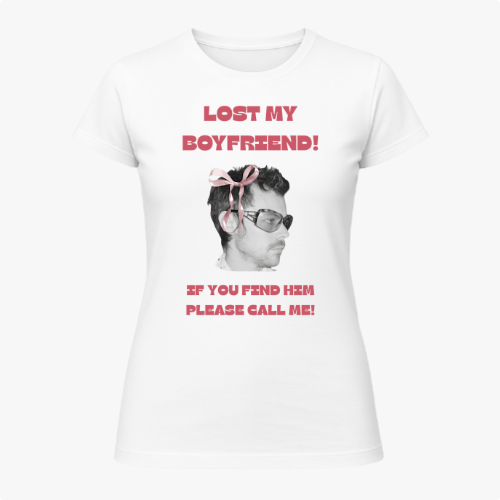 Camiseta com estampa frontal de rosto masculino em preto e branco com laço rosa na cabeça, acompanhada dos textos "LOST MY BOYFRIEND!" e "IF YOU FIND HIM PLEASE CALL ME!".
