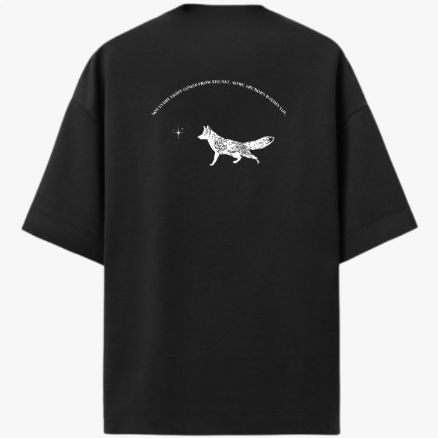Camiseta com estampa frontal de uma raposa em um círculo sob uma estrela e estampa traseira de raposa caminhando com texto curvo acima e pequena estrela à frente.