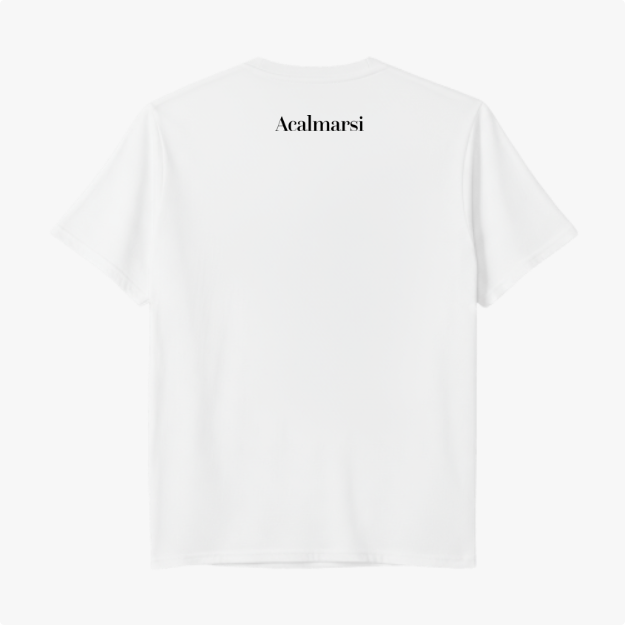 Camiseta com estampa frontal de texto estilizado "AUTISMO" colorido seguido de "Acal.mar.si" e frase pequena, e estampa traseira de "Acalmarsi".