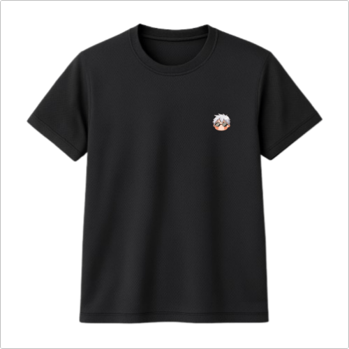 Camiseta com estampa frontal de um rosto estilizado de personagem com cabelos brancos, feições marcantes e expressivas dentro de um círculo.