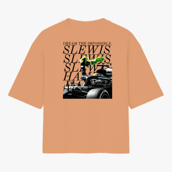 Camiseta com estampa frontal de número "44" pequeno no peito e estampa traseira de carro de corrida com texto "DREAM THE IMPOSSIBLE" e "SLEWIS".