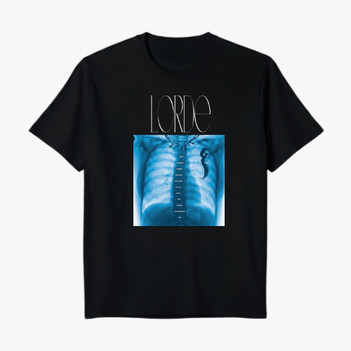 Camiseta com estampa frontal de raio-X de tórax humano, centrada sob uma tipografia estilizada com o nome "LORDE".