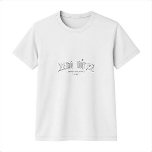 Camiseta com estampa frontal de texto estilizado em fonte gótica que diz "team nines", acompanhado por linhas de texto menores abaixo.