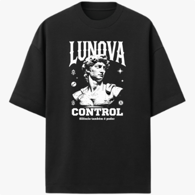 Camiseta com estampa frontal de busto de escultura clássica sob palavras estilizadas e símbolos gráficos dispersos, acompanhada de frase impactante.