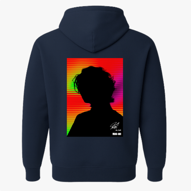 Moletom com estampa frontal de busto em perfil com efeito de distorção colorida e estampa traseira de silhueta sobre fundo multicolorido com linhas horizontais.