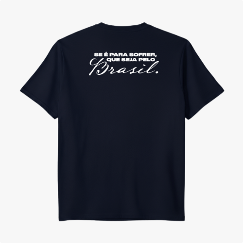 Camiseta com estampa frontal de brasão estilizado com listras e estrelas e estampa traseira de frase inspiradora em tipografia elegante.