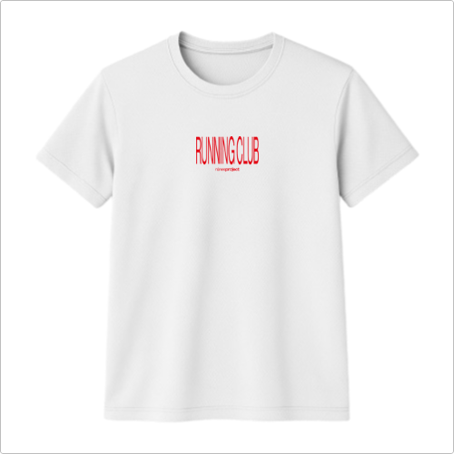 Camiseta com estampa frontal de texto em vermelho exibindo as palavras "RUNNING CLUB" em destaque e uma linha menor de texto logo abaixo.
