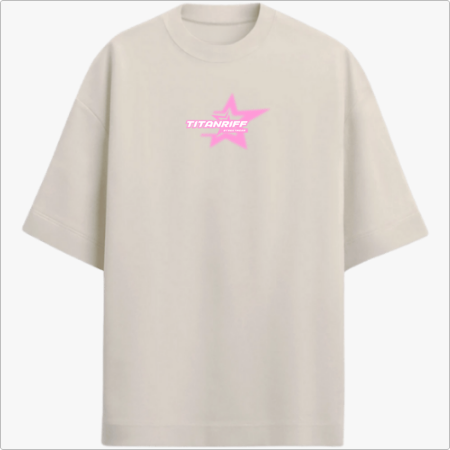 Camiseta com estampa frontal de uma estrela estilizada em contornos duplos, com a palavra "TITANRIFF" no centro, gerando um visual moderno e impactante.