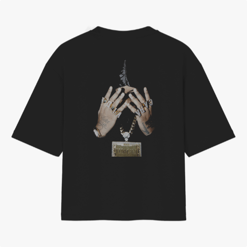 Camiseta com estampa frontal de texto "Nasci sem medo de altura e nada é alto pra mim" com detalhes gráficos e estampa traseira de mãos tatuadas com anéis.